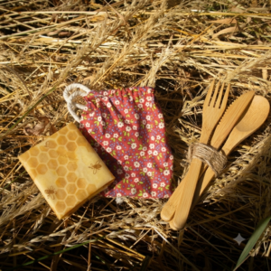 Kit repas zéro déchet Sterna : pochon en coton fleuri, couverts en bambou et emballage en cire d'abeille, fabriqué en France